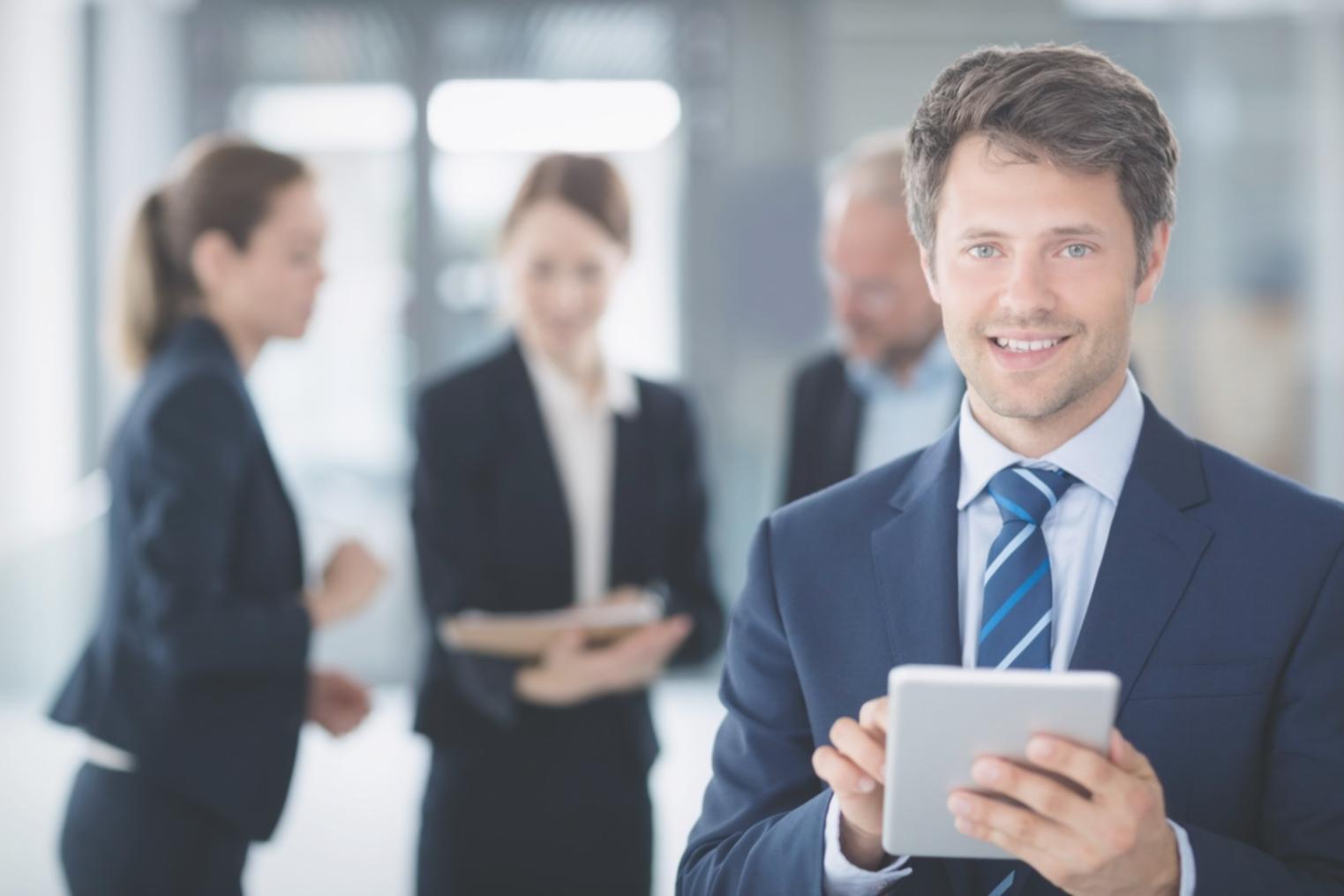 Modernes Büro mit Finanzanalyse-Arbeitsplatz und übersichtlichen Dokumenten