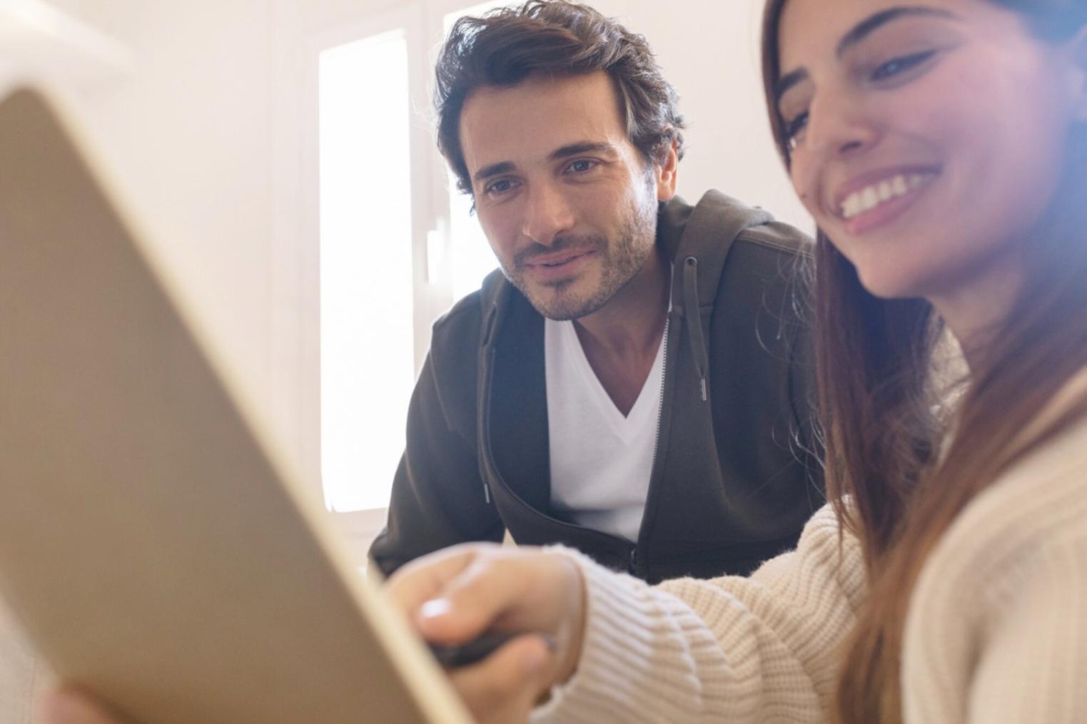 Finanzanalyse und Szenarioplanung im Büro